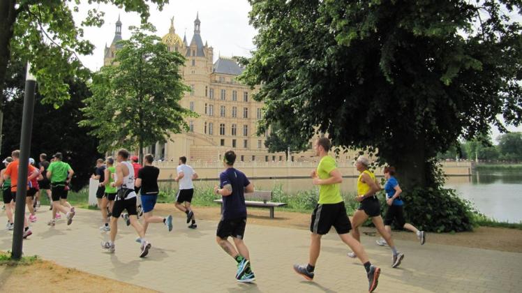 Mit gebührendem Abstand werden die Läufer in diesem Jahr die Strecken rund um das Schweriner Schloss unter die Laufschuhe nehmen.