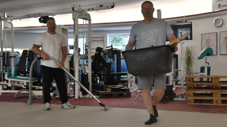 Andreas Lienshöft und Peter Giere (r.) haben wochenlang Hand angelegt, um das Fitness- und Gesundheitsstudio nun in neuem Glanz erstrahlen zu lassen.