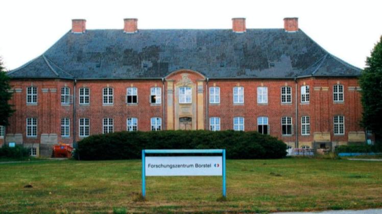 Zum Forschungsinstitut Borstel gehört das 1751 von Friedrich von Buchwaldt erbaute  Herrenhaus.