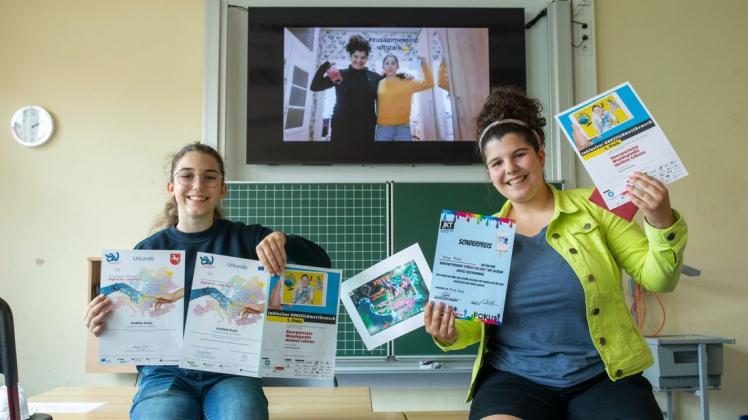 Da kann das Zeigen der Urkunden schon zu einer Herausforderung werden. Die Schwestern Andela (links) und Sofija Kulic vom Gymnasium Carolinum in Osnabrück sind bei zahlreichen Wettbewerben erfolgreich gewesen.