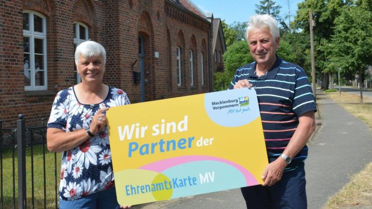 In Warlow engagieren sich viele Bürger ehrenamtlich. Die Gemeinde gibt jetzt etwas zurück. Sie ist Partner der EhrenamtsKarte MV geworden: Angelika Lübcke überreicht an Rainer Zimmermann die symbolische Karte.