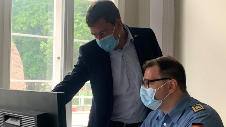 Landrat Sebastian Constien beim Arbeitsbesuch zur Verabschiedung der Marinesoldaten aus der Amtshilfe für das Gesundheitsamt des Landkreises Rostock.