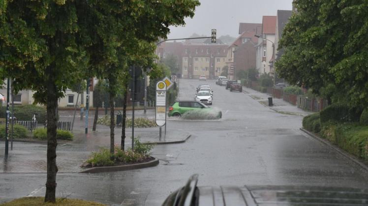 Der Starkregen am Mittwoch hat in Hagenow für überflutete Straßen und Keller gesorgt. Die Feuerwehr war mit allen verfügbaren Kräften im Einsatz.