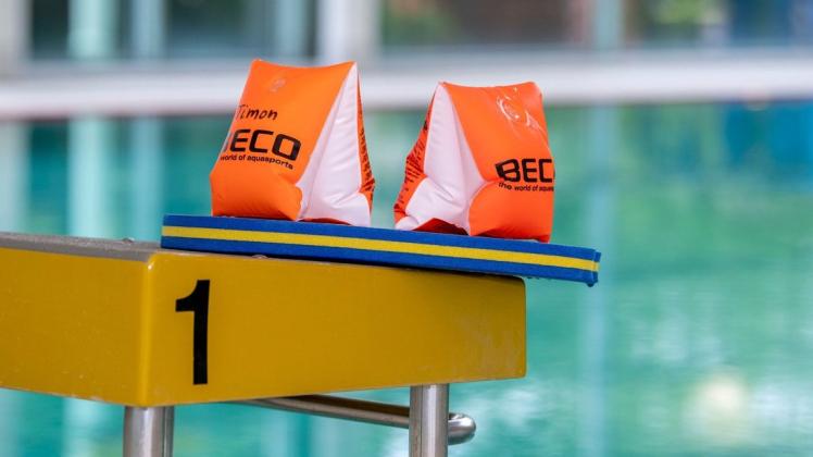 Startblock für Schwimmanfänger: Ein Landesprogramm soll helfen, ausgefallenen Schwimmunterricht auszugleichen.