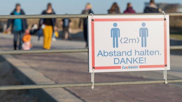 An der Strandpromenade in Cuxhaven muss weiterhin Abstand gehalten werden. Das bekamen auch die Kinder der Waldorfschule Evinghausen zu spüren.
