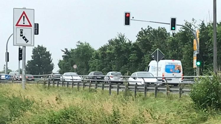 Ist die Schaltung der neuen Ampelanlage an der Auffahrt von der B214 (Frerener Straße) auf die Lingener Umgehungsstraße die Ursache für Staus?