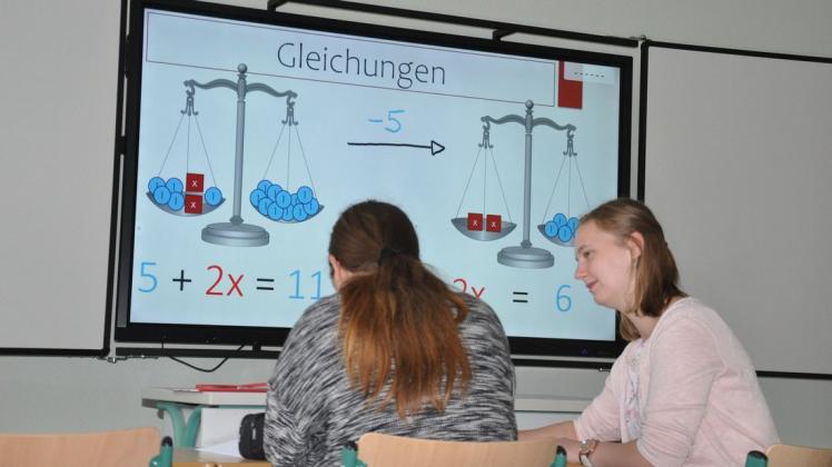 Schule in den Ferien: Lehramtsstudentin Lisa Neumann gibt Schülern in Malliß am Vormittag Nachhilfestunden.