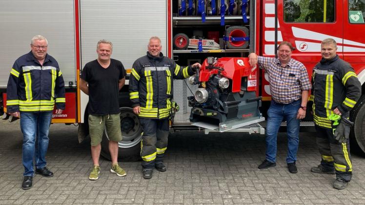 Übergabe der Tragkraftspritze durch die Vorsitzenden des Fördervereins der Freiwilligen Feuerwehr Bad Essen-Eielstädt-Wittlage an die Ortsfeuerwehr.