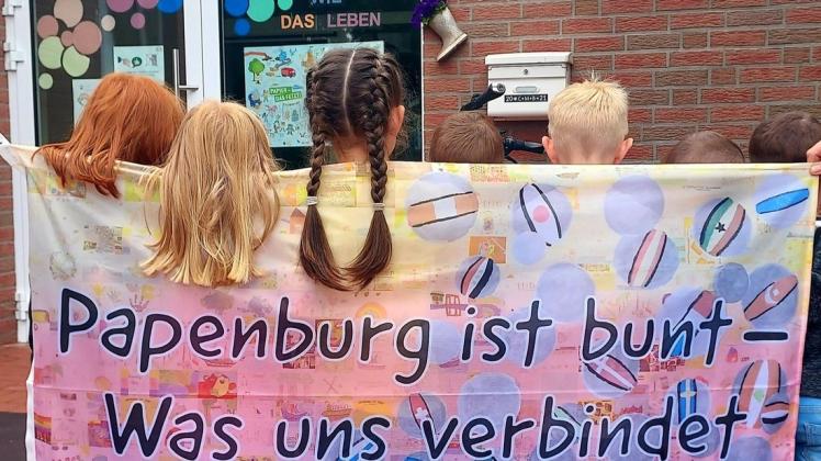 Flagge für ein buntes Papenburg zeigen auch diese Mädchen und Jungen aus dem Kindergarten St. Antonius Papenburg.