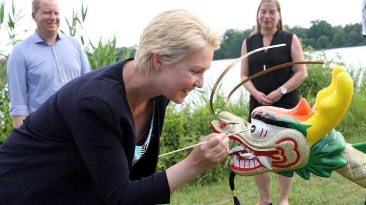 Immer öffentlichkeitswirksam: Regierungschefin Manuela Schwesig (SPD) weiß, wie es geht. Hier ist sie bei der Taufe eines Drachenbootes aktiv.