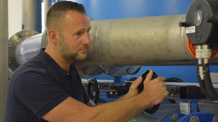 Steffen Köster kontrolliert, ob die Filteranlage im Schwaaner Wasserwerk korrekt läuft.