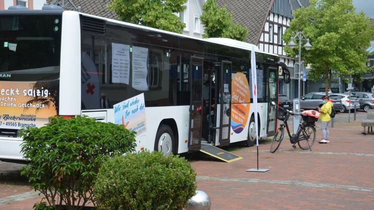 Ohne Anmeldung können Besucher der Fußgängerzone in Bramsche seit Anfang Mai Schnelltests auf dem Münsterplatz machen lassen. Das Angebot im Testbus wird nun aber eingestellt.