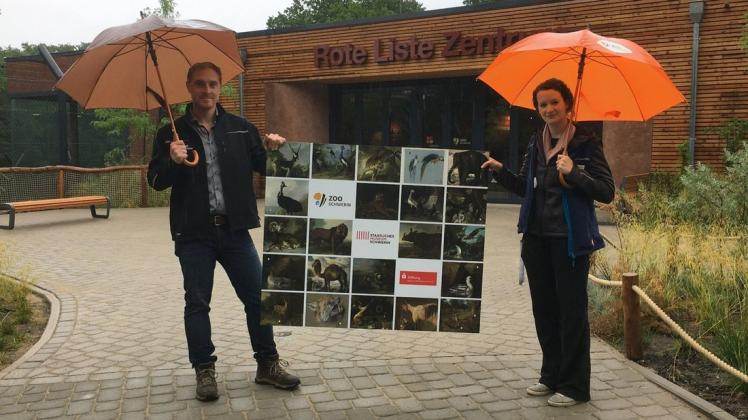 Laden vor dem Rote-Liste-Zentrum zum Kunsterlebnis im Zoo ein: Direktor Dr. Tim Schikora und Marketing-Chefin Christina Mäder.