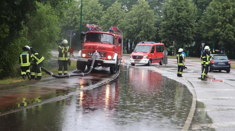 Mehrere Einsatzstellen hatten die Feuerwehrkameraden am Mittwoch nach dem Starkregen abzuarbeiten. So unter anderem auch in der Rudolf-Tarnow-Straße.
