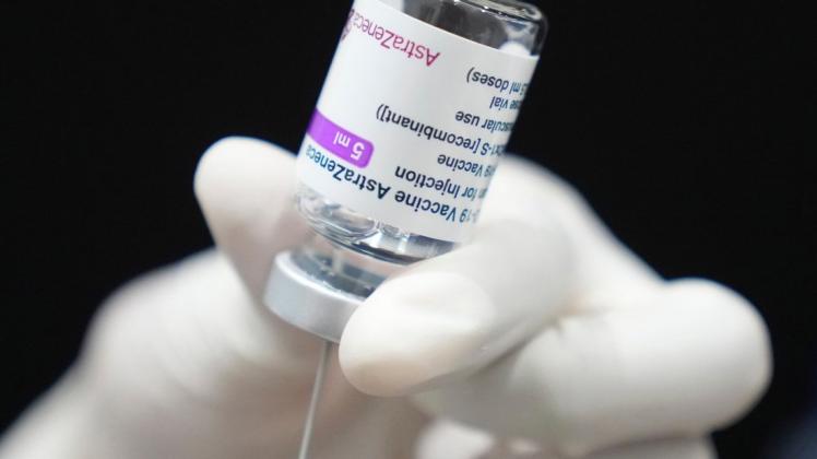 Eine Dosis des Impfstoffs Covid-19 von Astrazeneca wird verabreicht.