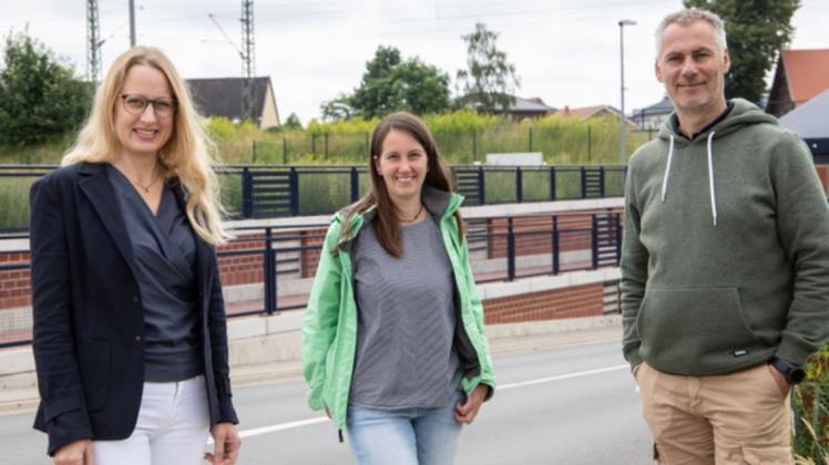 Landrätin Anna Kebschull (links) plädiert gemeinsam mit Jana Broeker-Stockhoff, Bürgermeisterkandidatin in Ostercappeln, und Günther Westermann (rechts) für den Bahnhalt Vehrte und mehr Personenverkehr auf der Schiene.
