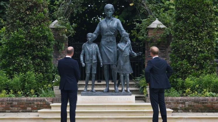 Der britische Prinz William (l) und sein Bruder Prinz Harry betrachten eine von ihnen in Auftrag gegebene Statue ihrer Mutter Diana, die heute 60 Jahre alt geworden wäre.