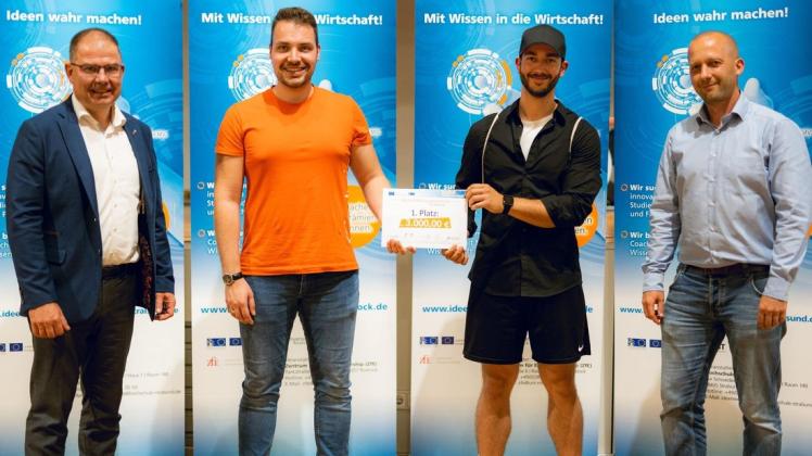 Mit Vendery konnten Marten Reyser (2. v. l.) und Jasper Reimann (2. v. r.) den 1. Platz beim Ideenwettbewerb Inspired 2021 abstauben. Tino Arnhold vom Zentrum für Entrepreneurship in Rostock (r.) und Preisstifter Stefan Suckow von der Axiom Nord GmbH gratulieren. Mit Vendery konnten Marten Reyser (2. v. l.) und Jasper Reimann (2. v. r.) den 1. Platz beim Ideenwettbewerb Inspired 2021 abstauben. Tino Arnhold vom Zentrum für Entrepreneurship in Rostock (r.) und Preisstifter Stefan Suckow von der Axiom Nord GmbH gratulieren.