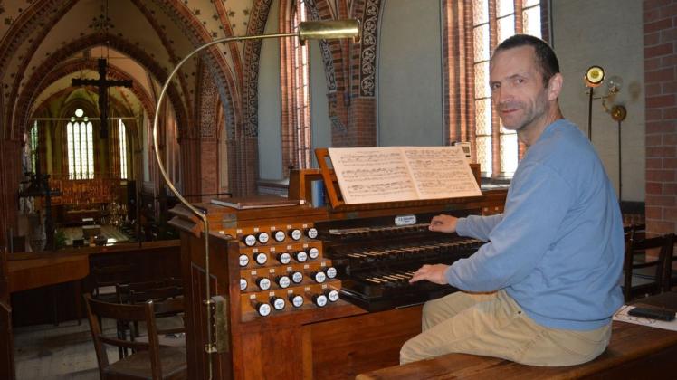 Hat für den ganzen Sommer Orgelkonzerte im Dom und in der Pfarrkirche vorbereitet: Kantor Martin Ohse spielt am Dienstag Johann Sebastian Bach im Güstrower Dom.