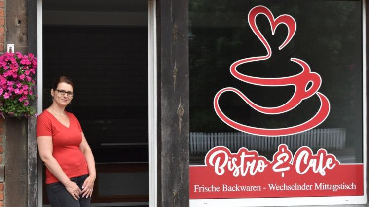 Die Scheiben sind schon mit Werbung beklebt, doch im Gastraum haben Susanne Wulff und ihr Team noch eine Menge zu tun. Am Montag soll dann das Bistro und Café eröffnet werden. Die Scheiben sind schon mit Werbung beklebt, doch im Gastraum haben Susanne Wulff und ihr Team noch eine Menge zu tun. Am Montag soll dann das Bistro und Café eröffnet werden.