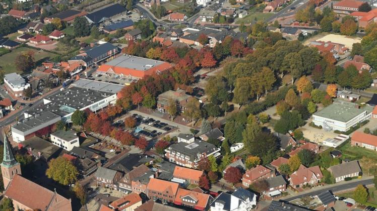 Es geht beim Stadtumbau um die Neugestaltung der Fläche des Werlte-Centers (links), des Marktplatzes und des Rathauses samt Baumfläche dahinter.