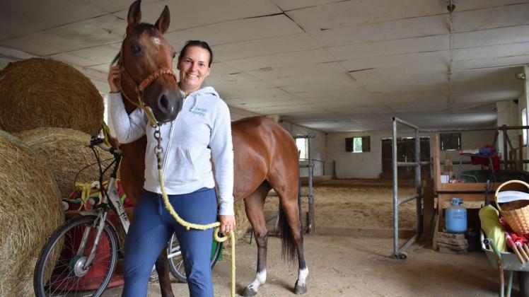 Wenn das Wetter mal schlecht ist, trainiert Karina Vandersee von der Comanchen-Ranch ihre Pferde in der Winterhalle.