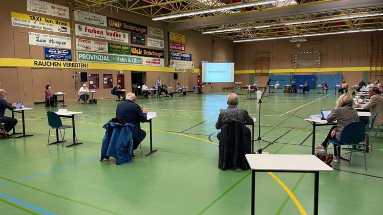 Der Lotter Gemeinderat tagt weiterhin auf Abstand in der Sporthalle in Wersen. Inhaltlich sind die Ratsmitglieder aber eng beieinander.