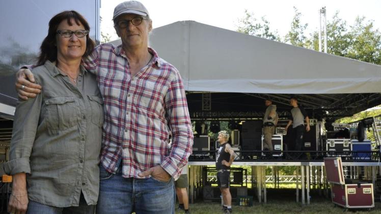 Birgit und Horst Lohmeyer, die Organisatoren des Festivals „Jamel rockt den Förster“, hoffen, dass in diesem Jahr wieder Bands auf dem Forsthof auftreten.