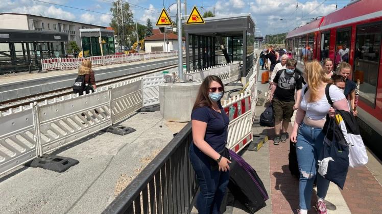 Ankunft auf Bahnsteig 3 in Bützow. Um zur neuen Unterführung zu gelangen, müssen Reisende um den Bauzaun herumgehen.