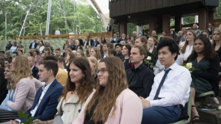 Nach 13 Jahren auf der Schulbank freuten sich die Abiturienten des Windthorstgymnasiums Meppen über ihren Abschluss.