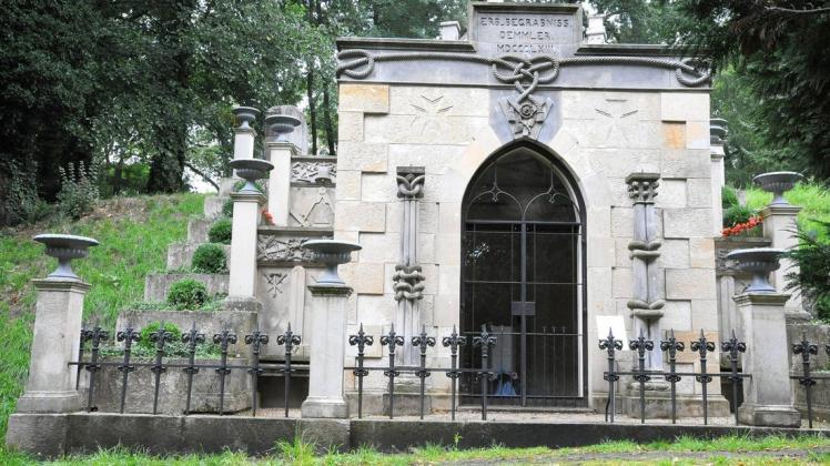 Auf dem Alten Friedhof befinden sich die Grabstätten von Baumeister Georg Adolph Demmler und vielen anderen Bediensteten des Großherzoglichen Hofes, die bei der Führung vorgestellt werden.