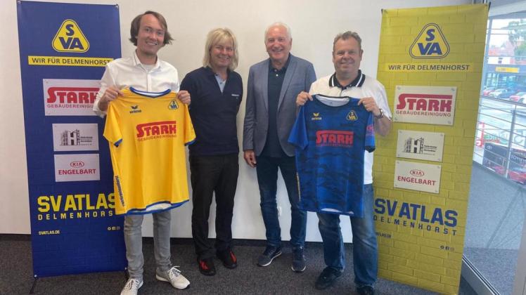 Manfred Engelbart freut sich als Vorsitzender des Fußball-Regionalligisten SV Atlas Delmenhorst gemeinsam mit den Sponsorenvertretern (von links) Adrian Stark, Olaf Stark und Ingo Stark über die neuen Trikots.