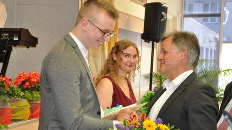 Die zwei Besten ihres Jahrgangs: Lehrer Torsten Hyzy gratuliert Finja Luisa Freitag aus Parchim zu ihrem Notendurchschnitt von 1,5 und Paul Kilian Drückler aus Ludwigslust. Er schaffte es auf einen Durchschnitt von 1,7. Die zwei Besten ihres Jahrgangs: Lehrer Torsten Hyzy gratuliert Finja Luisa Freitag aus Parchim zu ihrem Notendurchschnitt von 1,5 und Paul Kilian Drückler aus Ludwigslust. Er schaffte es auf einen Durchschnitt von 1,7.