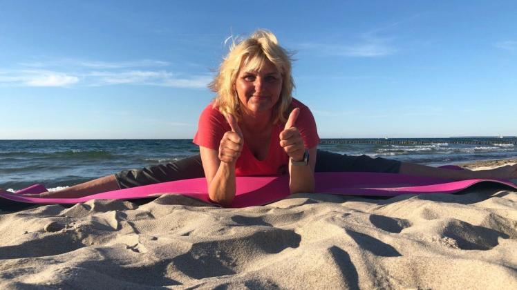 Immer dienstags lädt Petra Emus-Wegner ab dem 6. Juli am Aok Active Beach in Warnemünde zu Yoga-Kursen für Rostocker und Gäste.