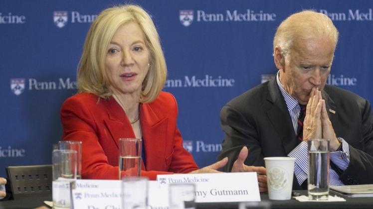 Amy Gutmann soll neue US-Botschafterin in Berlin werden. Die Präsidentin der Universität Pennsylvania hat das Vertrauen von US-Präsident Joe Biden, die zwei kennen sich bereits seit langem - hier bei einer Veranstaltung zum Thema Krebsforschung vor ein paar Jahren.