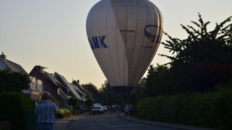 Ein Heißluftballon landete am Freitagabend in der Beethovenstraße.
