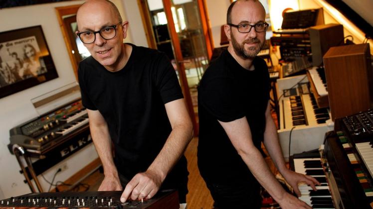 An analogen Synthesizern schrauben Stephan Otten (links) und Oliver Klemm von der Osnabrücker Band Sankt Otten im Tonstudio "Mühle der Freundschaft in Bad Iburg rum. Dort nehmen sie ein neues Album auf.