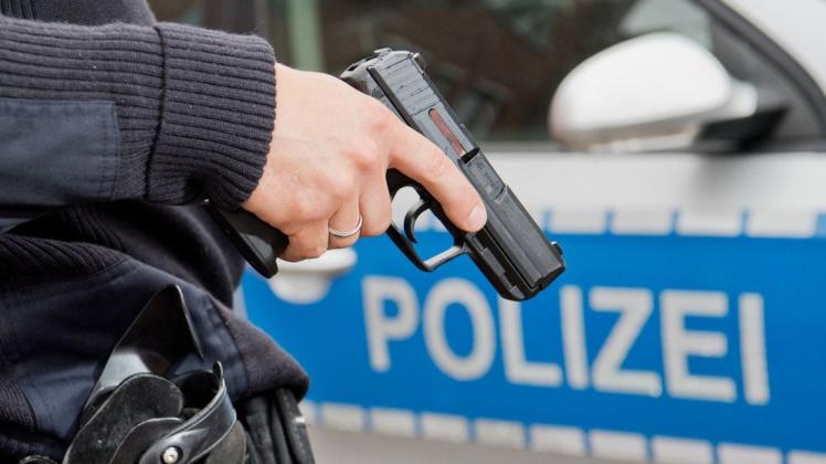 Mit vorgehaltener Dienstwaffe nahm die Polizei am Samstagabend in Osnabrück drei Jugendliche fest (Symbolbild).
