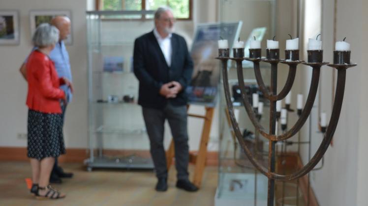 Fast acht Monate war der Kulturbetrieb in der Alten Synagoge in Krakow am See durch die Corona-Pandemie lahmgelegt. Jetzt konnte die erste Ausstellung des Jahres eröffnet werden.