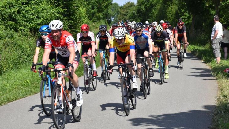 Mächtig in die Pedale traten die Radsportler beim „Großen Preis zu Lübeck“ in Rieps. Knapp 250 gingen in verschiedenen Altersklassen an den Start.