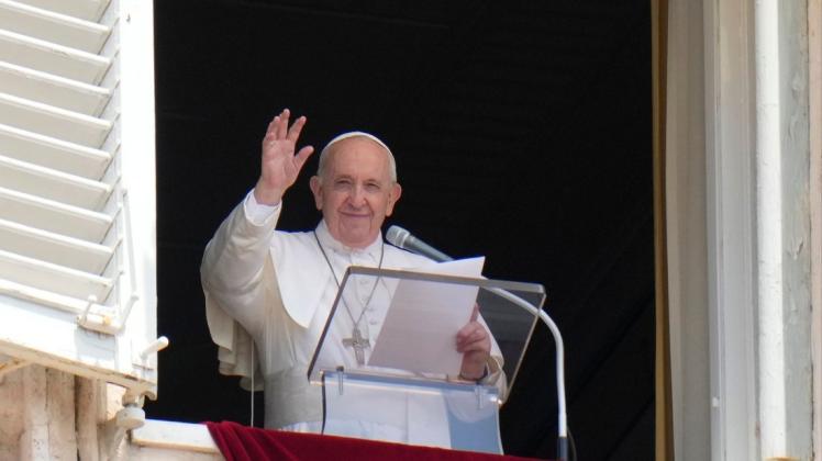 Papst Franziskus grüßt am Sonntagvormittag aus dem Fenster seines Ateliers mit Blick auf den Petersplatz, während er das Angelus-Gebet spricht.