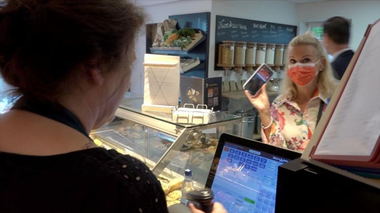 Kunden können im Renkenberger Dorfladen auch mit dem Smartphone bezahlen.