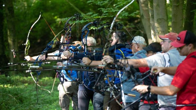 90 Bogensportlerinnen und -sportler waren beim Arrowhead-Turnier des Vereins Bogensport Delmenhorst in Schlutter dabei. 90 Bogensportlerinnen und -sportler waren beim Arrowhead-Turnier des Vereins Bogensport Delmenhorst in Schlutter dabei.