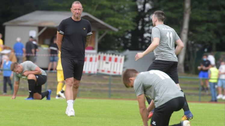 Bereitet sich mit seinen Jungs auf das Testspiel gegen den SV Atlas Delmenhorst vor: Marcel Bragula, Trainer des Fußball-Landesligisten VfL Wildeshausen.