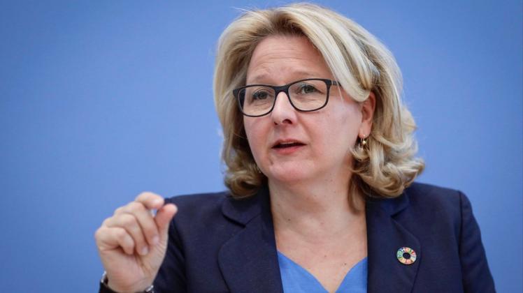 Bundesumweltministerin Svenja Schulze leitet aus den Ergebnissen der Zukunftskommission Landwirtschaft einen klaren Handlungsauftrag für die Politik ab. Bundesumweltministerin Svenja Schulze leitet aus den Ergebnissen der Zukunftskommission Landwirtschaft einen klaren Handlungsauftrag für die Politik ab.