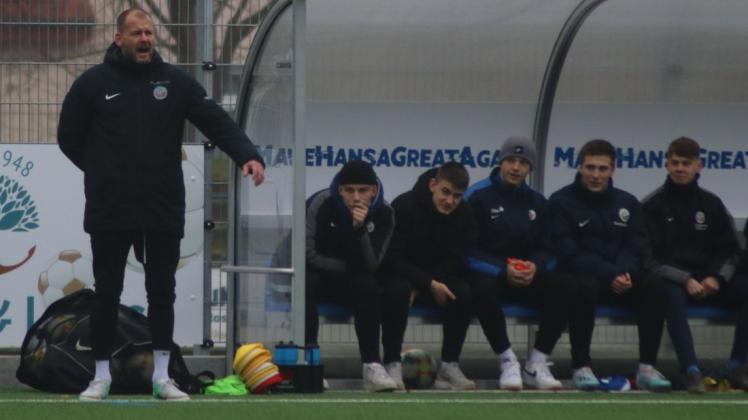 Chefcoach Uwe Ehlers, hier bei einer früheren Partie, bereitet die A-Junioren des FC Hansa Rostock auf die neue Saison in der Bundesliga vor.