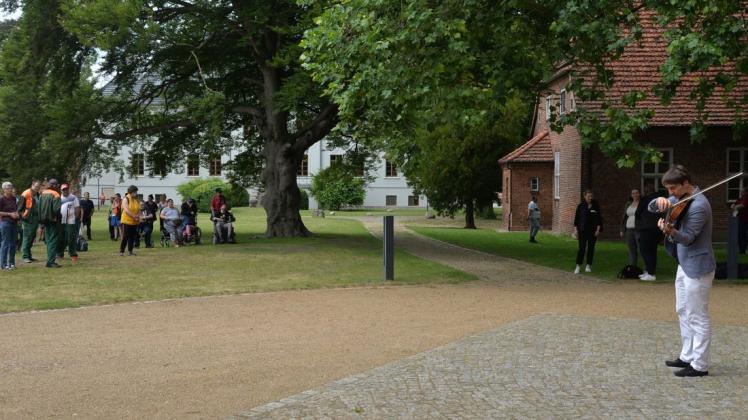 Vor der Klosterkirche in Dobbertin am Montagnachmittag: Nils Mönkemeyer. Vor der Klosterkirche in Dobbertin am Montagnachmittag: Nils Mönkemeyer.