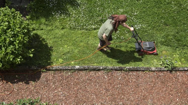 54+ Rasenmähen Zur Mittagszeit, Rasenmähen ist in wohngebieten