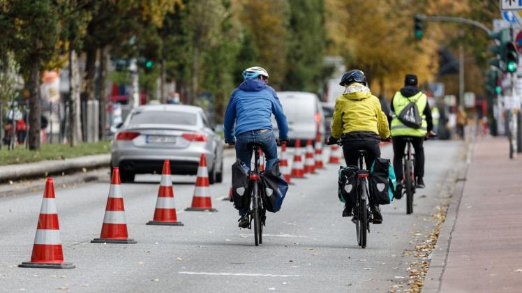 Ein Pop-up-Radweg in Hamburg. Ein Pop-up-Radweg in Hamburg.