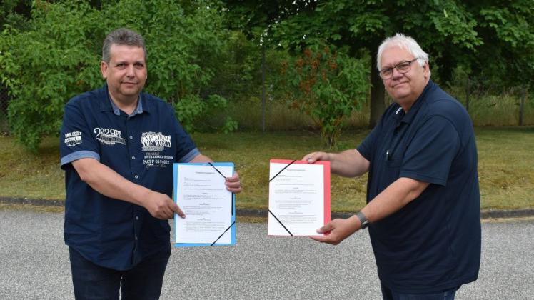 Die Kooperationsvereinbarung zwischen der Gemeinde Kobrow und dem Dorfverein trägt ihre Unterschrift: Bürgermeister Olaf Schröder (l.) und Vereinsvorsitzender Ulf-Peter Wacks.
